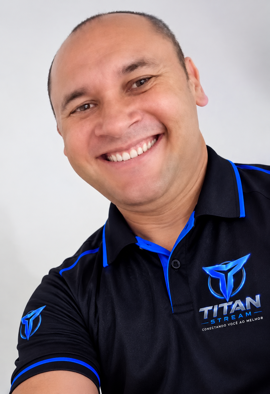 Wesley, dono da TITAN STREAM, sorrindo com a camisa da marca